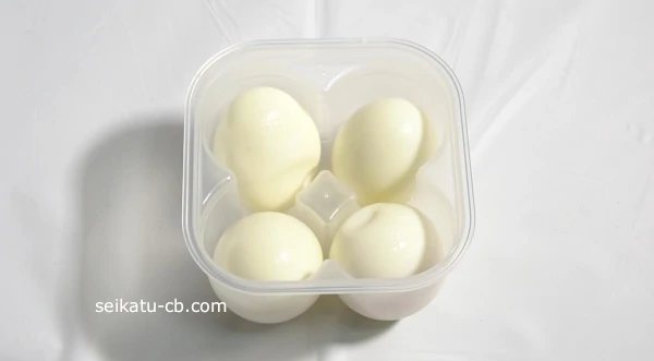 ダイソーの味付けたまごメーカーに茹で卵を入れる