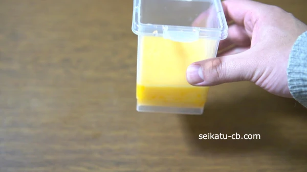 ダイソーのレンジで簡単だし巻きたまごの容器に卵を2個入れる