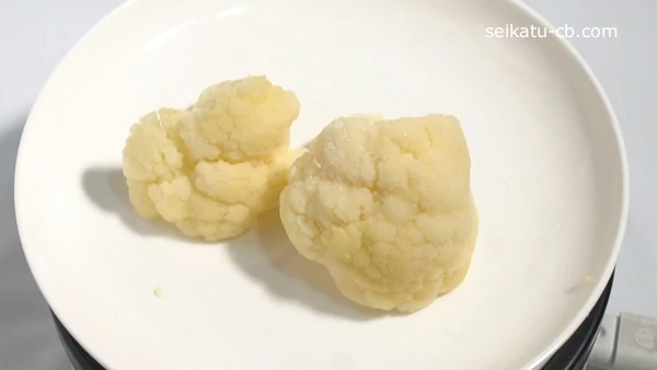 流水解凍した生で冷凍したカリフラワー
