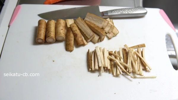 ごぼうを細切りに