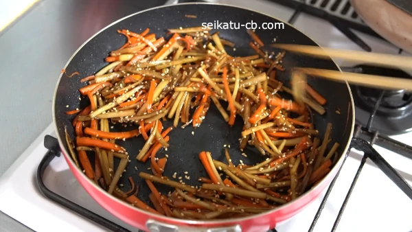 ごぼうとにんじんを炒めてきんぴらに