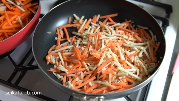 業務スーパーの冷凍ごぼうにんじんを炒める