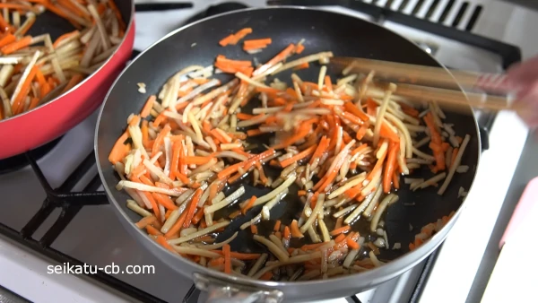 ごぼうにんじんミックスがしんなりしてきたら合わせておいた調味料を加える
