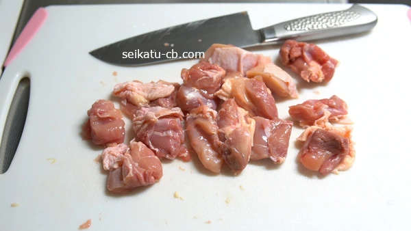 鶏もも肉を食べやすい大きさにカットする