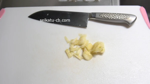 にんにくを薄切りにする