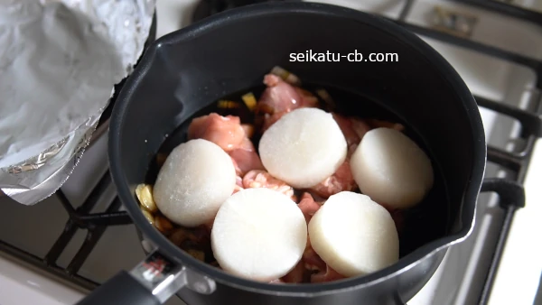 鍋に調味料と大根と鶏もも肉を入れて中火にかける