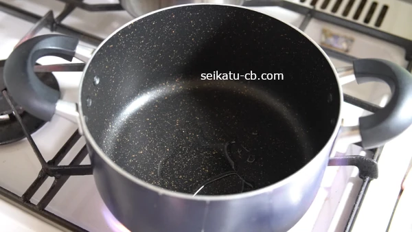 鍋に油をひいて火にかける