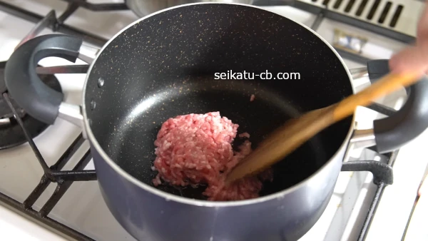 鍋で豚ひき肉を炒める