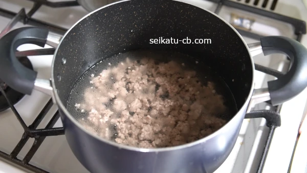 鍋に酒とみりんと砂糖と水を加えて煮立たせる