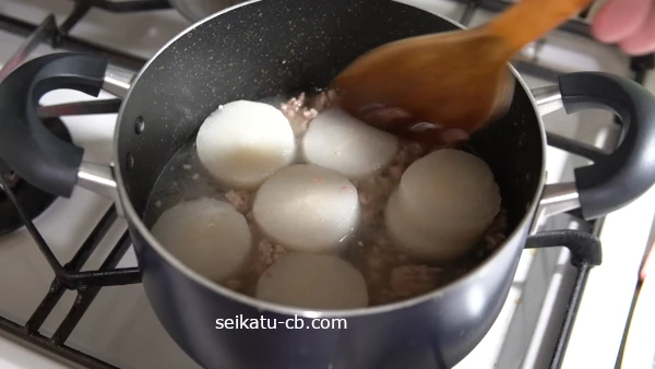 鍋に大根を加えて煮込む