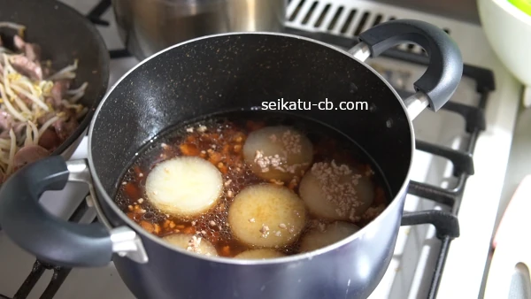 鍋にしょうゆとオイスターソースも加えて煮込む