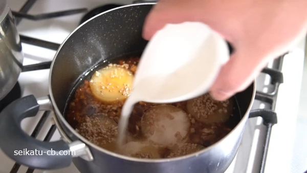 鍋に水溶き片栗粉を混ぜ入れてとろみをつける