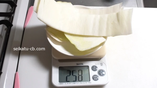 �纬����1��ʬ250g></p>
<div class=a10>
<div class=a35>
    <center><strong>�쥷�ԡ�4������</strong></center>
<ul class=a7>
<li>�纬���� �� 1��ʬ�ʣ�50g��</li>
<li>����ɻ� �� 1��</li>
<li>���� �� 3cm��1��</li>
<li>�椺�� �� 3g</li>
<li>Ĵ̣��A</li>
<ul>
<li>���礦�� �� �礵��3</li>
<li>�� �� �礵��1</li>
<li>�� �� ������2</li>
<li>���� �� ������1</li>
</ul>
</ul>
</div>
</div>

<p>�ޤ����纬�����2cm�Ѥ��ڤ�ޤ���</p>
<p><img loading=