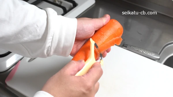 ダイソーのカーブピーラーでにんじんの皮をむく