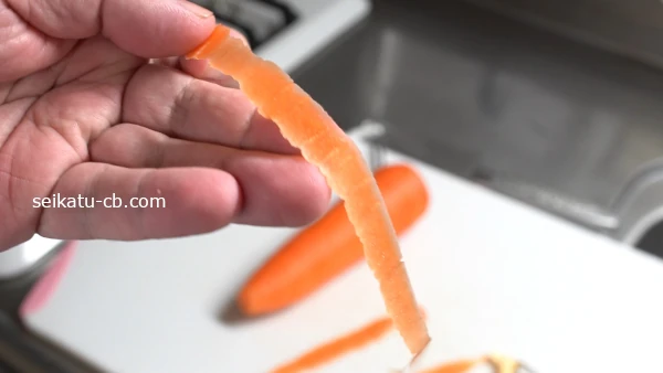 ダイソーのカーブピーラーでむいたにんじんの皮