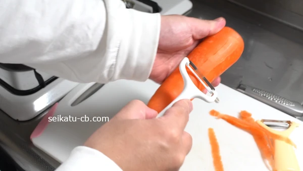 通常のピーラーでにんじんの皮をむく