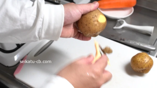 ダイソーのカーブピーラーでじゃがいもの皮をむく