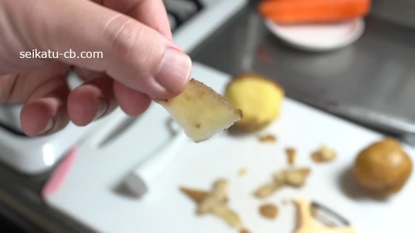 ダイソーのカーブピーラーでむいたじゃがいもの皮