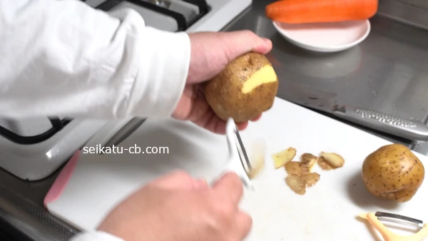 通常のピーラーでじゃがいもの皮をむく