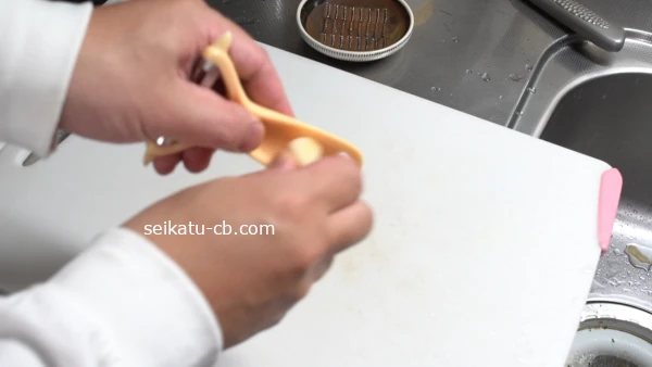ダイソーのカーブピーラーでにんにくをすりおろす