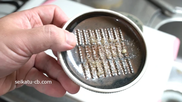 薬味おろし器でにんにくをすりおろす