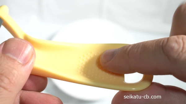 ダイソーのカーブピーラーの薬味おろしの部分を触ってみる