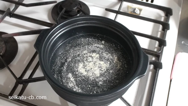 ¥À¥¤¥½¡¼¤ÎÅÚÆé¤Ë¿å¤È¼ò¤È·Ü¥¬¥é¥¹¡¼¥×¤ÎÁǤò²Ã¤¨¤Æ²Ð¤Ë¤«¤±¤ë