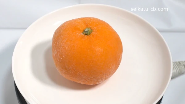 そのまま冷凍したみかん