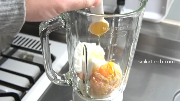 みかんとヨーグルトと牛乳と蜂蜜をミキサーに入れる