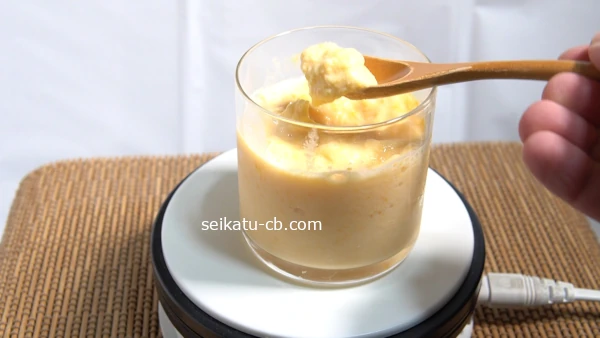 スプーンで取った冷凍みかんのスムージー