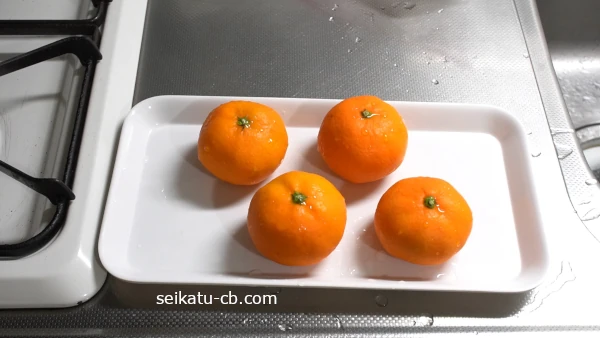 水をかけた冷凍したみかんをトレイに並べて再冷凍する