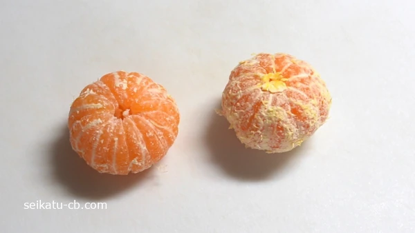 みかんの皮をむく