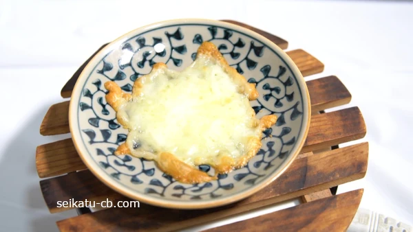 皿にのせて焼いたピザ用チーズ