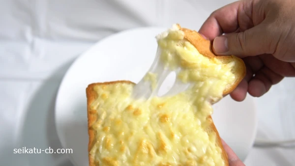 ピザ用チーズをのせて焼いたトースト