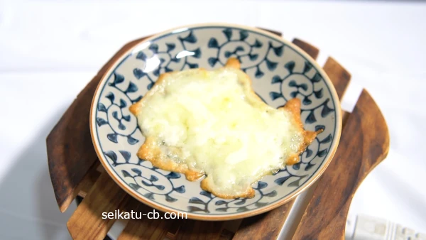 皿にのせて焼いた冷凍したピザ用チーズ