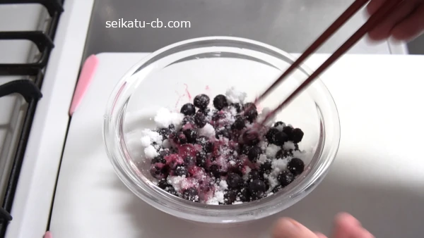 耐熱ボウルにさらに砂糖を50g加えて軽く混ぜる