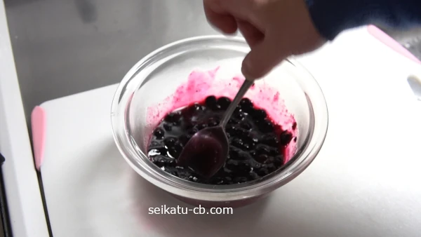 レンジで加熱した冷凍ブルーベリーをいったん粗めに混ぜる