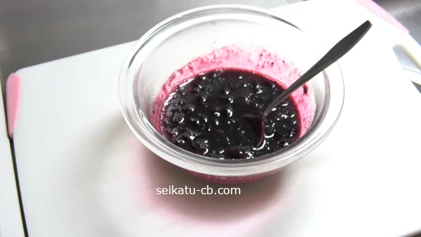 レンジで再度加熱したブルーベリーにレモン汁を加えて混ぜ合わせる