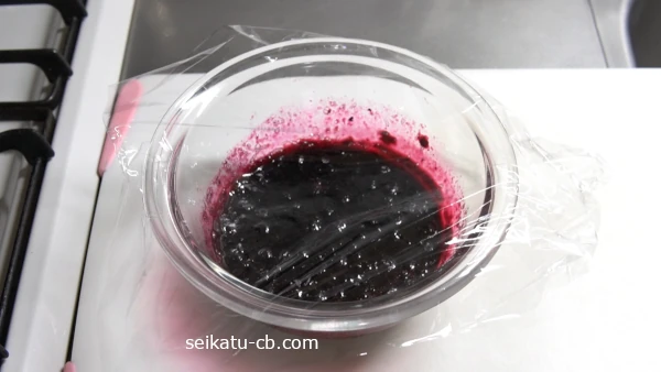 作ったブルーベリーソースにラップをして冷蔵庫で保存する