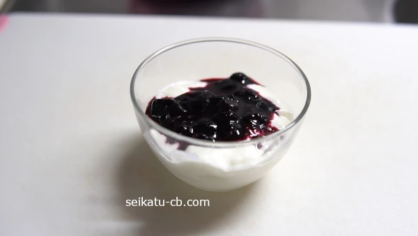 ブルーベリーソースをかけたヨーグルト