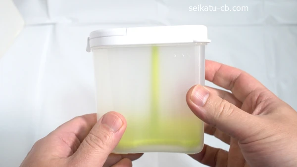 ダイソーのシャカシャカねぎポットを手に取る