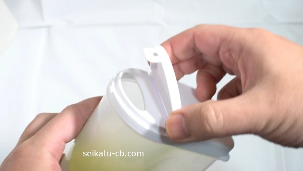 ダイソーのシャカシャカねぎポットのふたを開ける