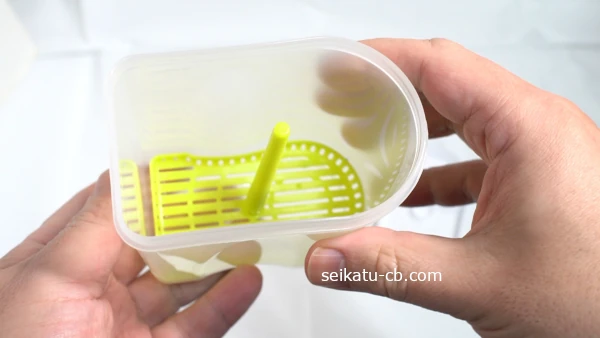 ダイソーのシャカシャカねぎポットのふたを取り外す