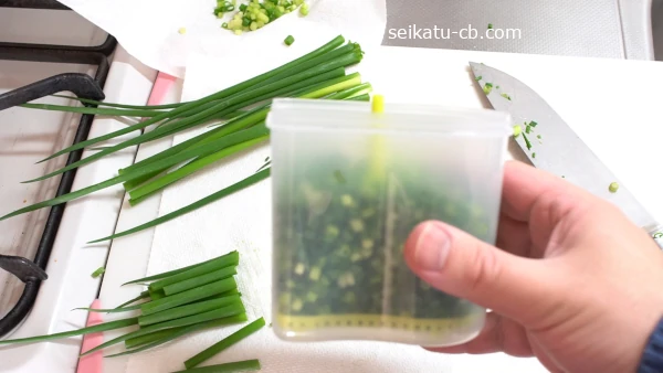 シャカシャカねぎポットに刻みねぎを入れる