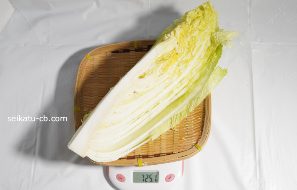 4分の1に切った大きな白菜の重さは725.1g