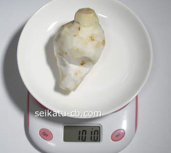 皮をむいた特大（2L）サイズの里芋1個の重さは101.0g