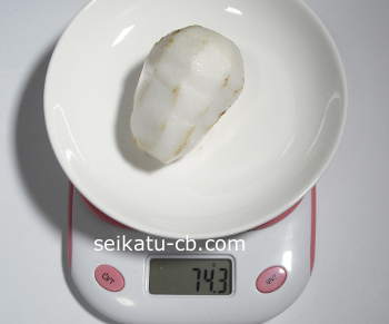 皮をむいた大（L）サイズの里芋1個の重さは74.3g