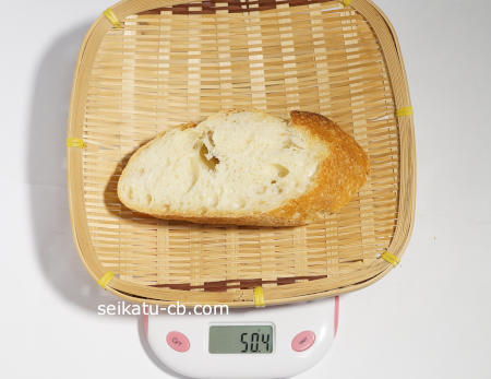 3cmの厚さで斜めに切ったフランスパン（バタール）1枚の重さは50.4g