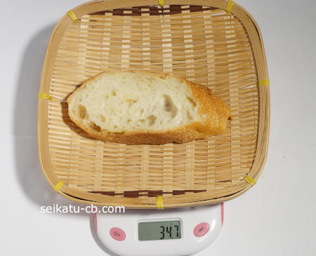 2cmの厚さで斜めに切ったフランスパン（バタール）1枚の重さは34.7g