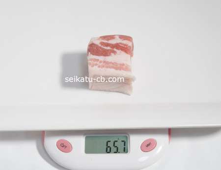 4cm角の豚バラ肉1個の重さは65.7g